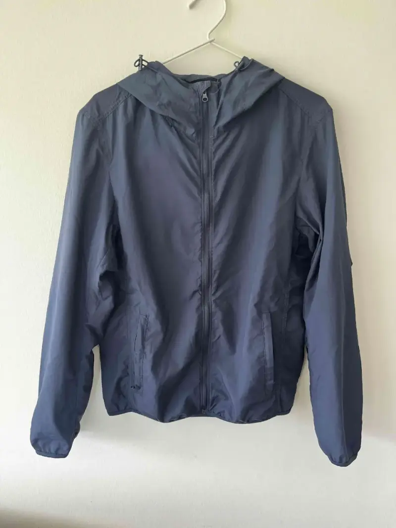 Chaqueta azul con capucha UNIQLO