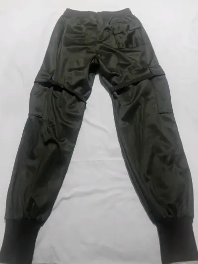 Pantalón cargo negro unisex - miniatura 3