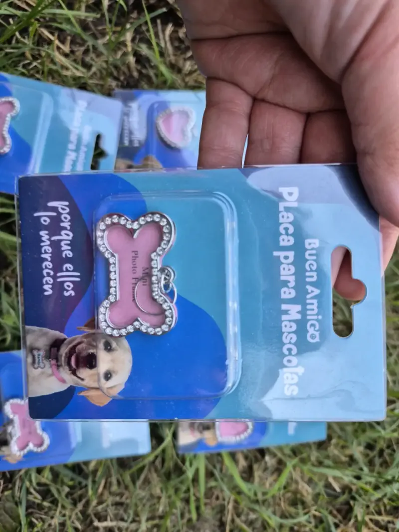 Placa para mascotas rosada con brillantes - 1