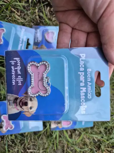 Placa para mascotas rosada con brillantes - miniatura 1
