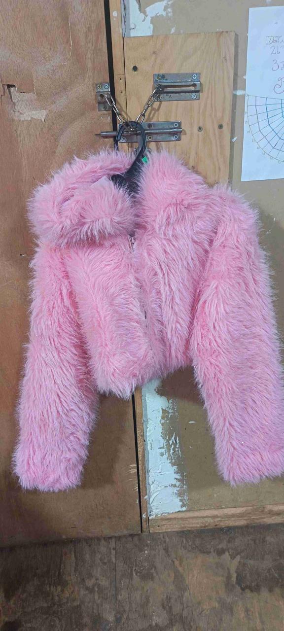 Chaqueta peluda rosada para mujer