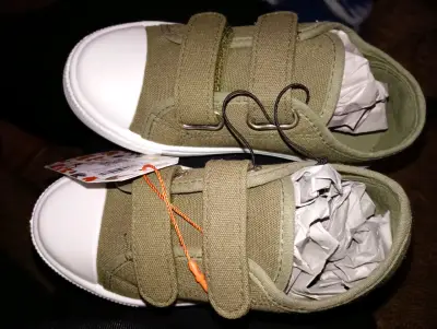 Zapatos infantiles verdes nuevos - miniatura 1