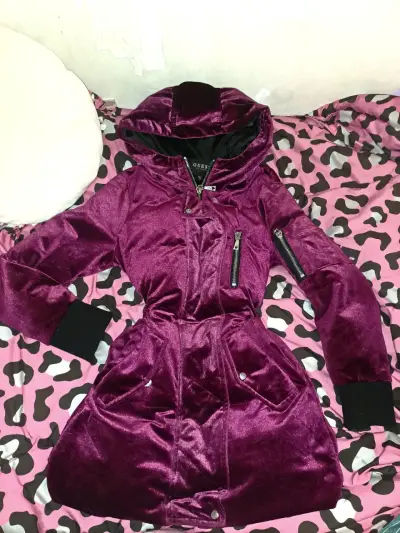 Abrigo morado con capucha Guess - miniatura 1