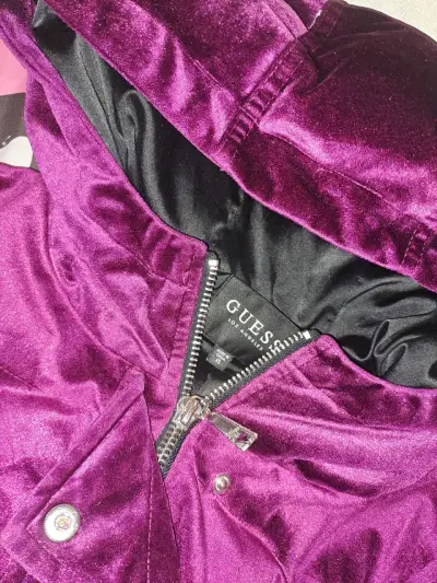 Abrigo morado con capucha Guess - miniatura 3