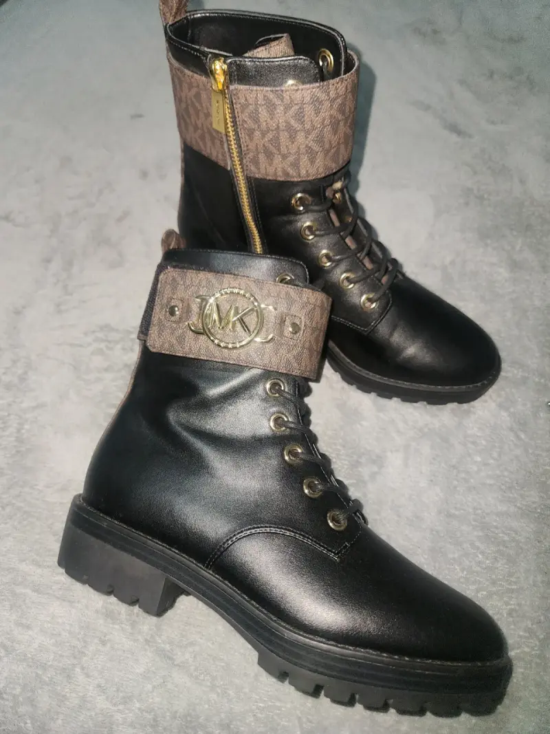 Botines negros con logo MK - 1