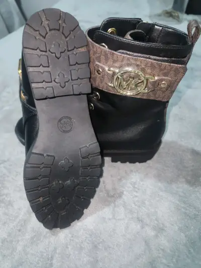 Botines negros con logo MK - miniatura 3