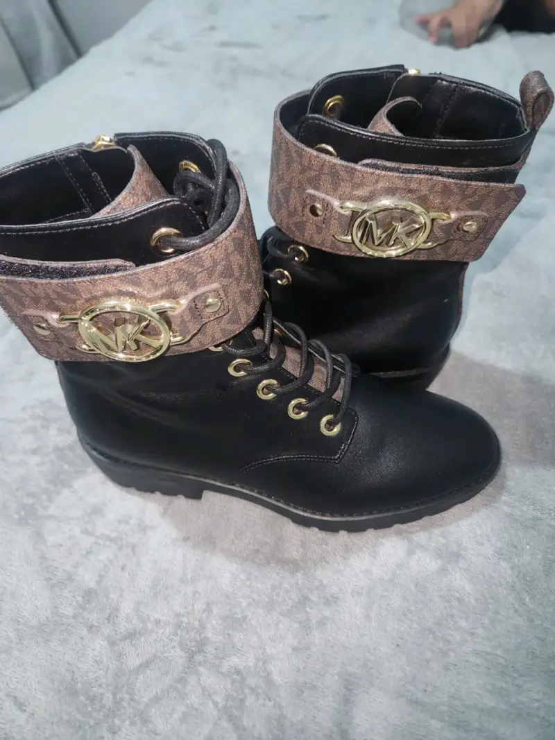Botines negros con logo MK - 4