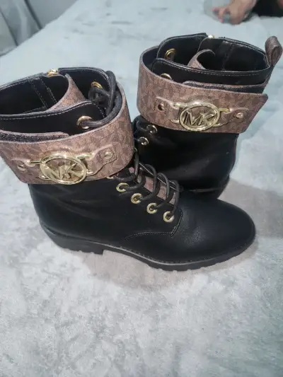 Botines negros con logo MK - miniatura 4