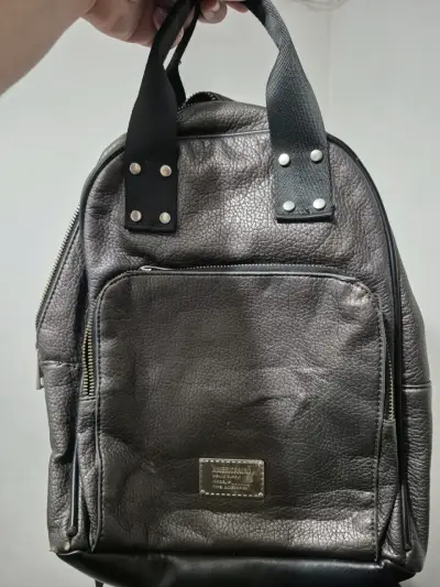 Mochila negra estilo cuero - miniatura 1