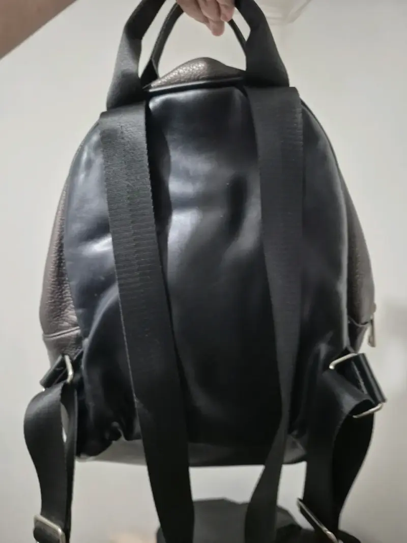 Mochila negra estilo cuero - 2
