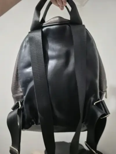 Mochila negra estilo cuero - miniatura 2