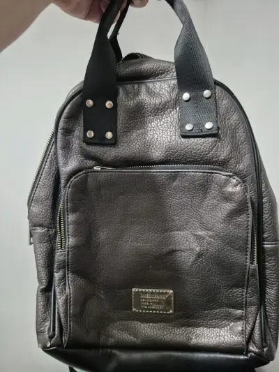 Mochila negra estilo cuero - miniatura 3