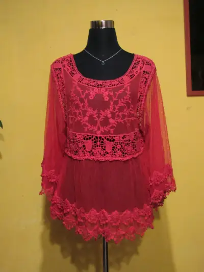Blusa roja de encaje semitransparente - miniatura 1
