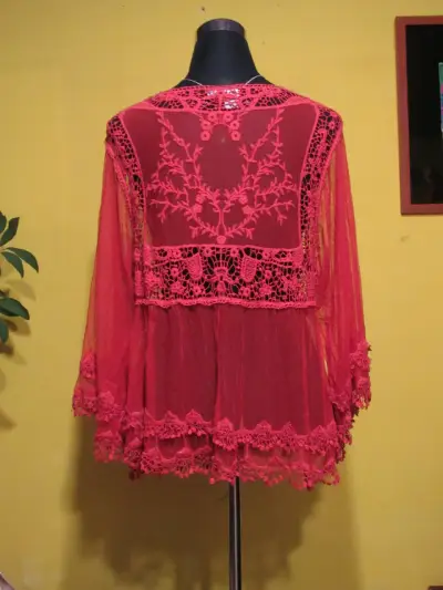 Blusa roja de encaje semitransparente - miniatura 2