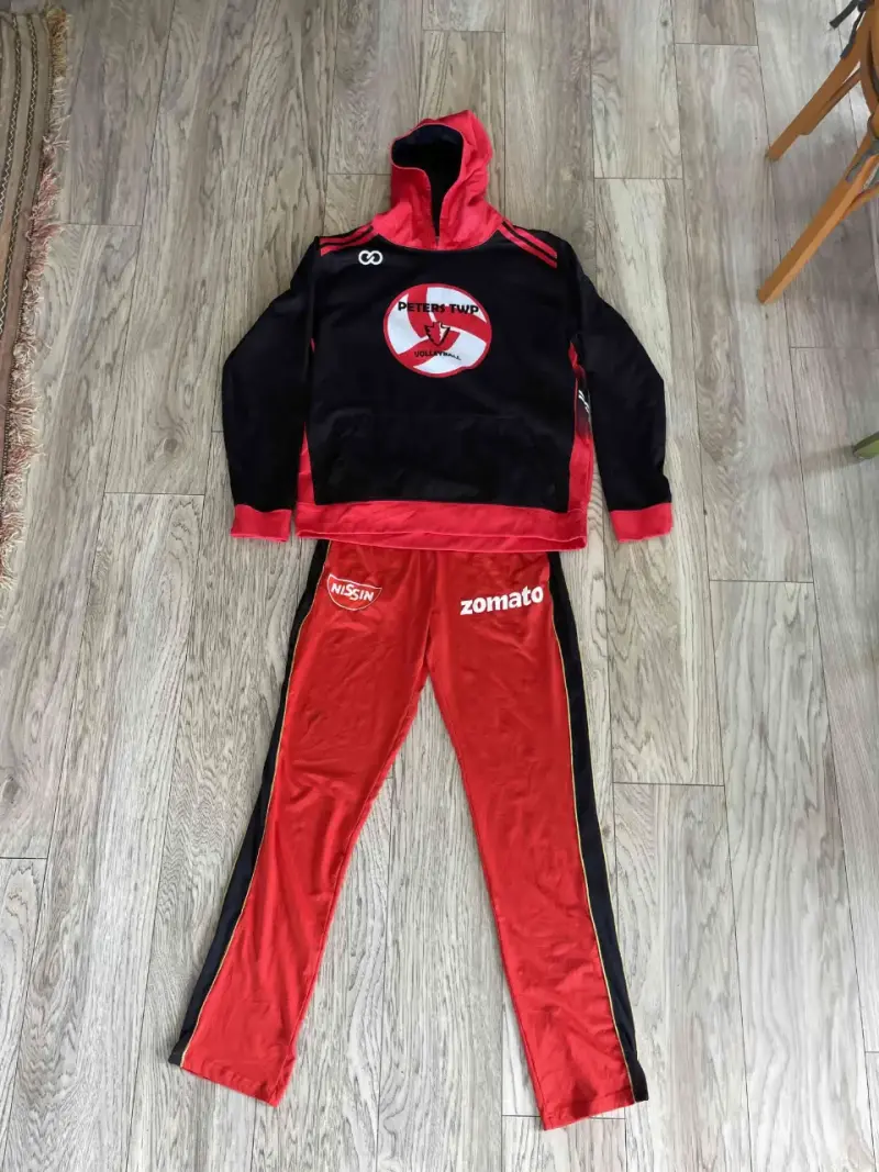 Conjunto deportivo rojo y negro