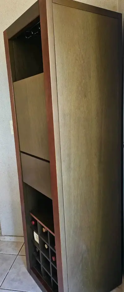 Bar de madera con estantes - miniatura 2