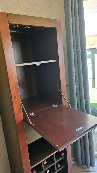 Bar de madera con estantes - miniatura 3
