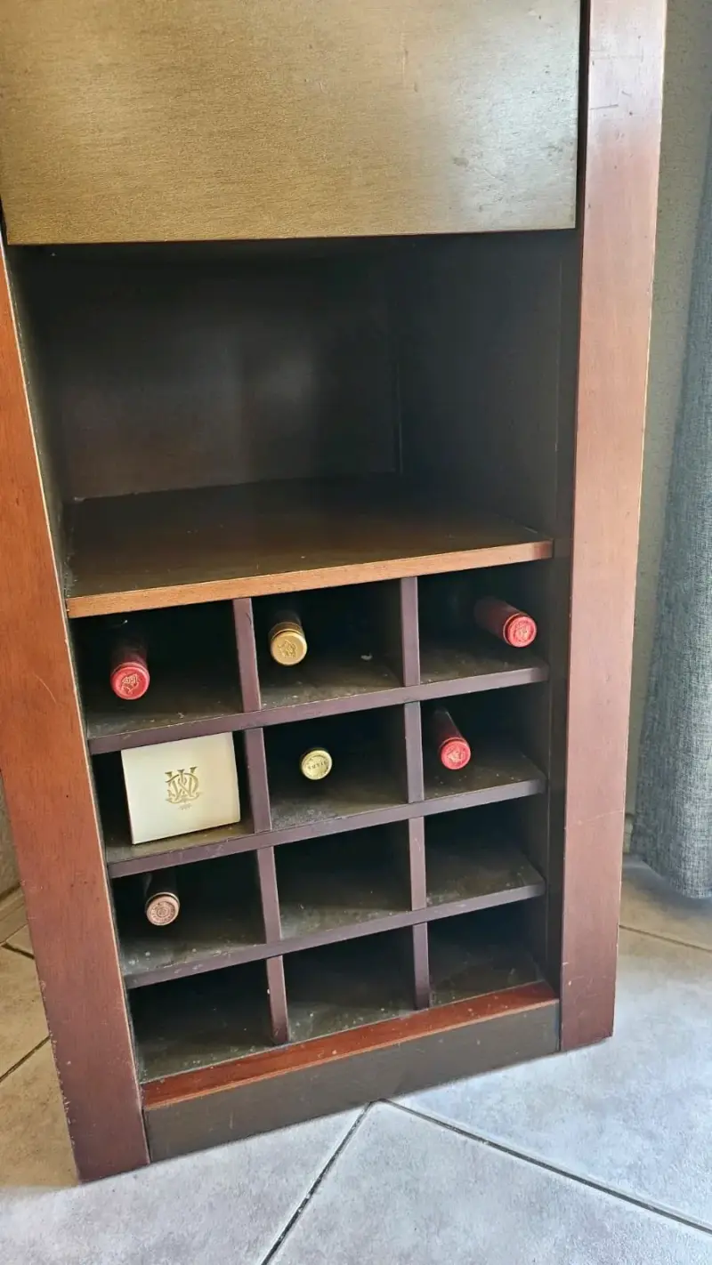 Bar de madera con estantes - 5