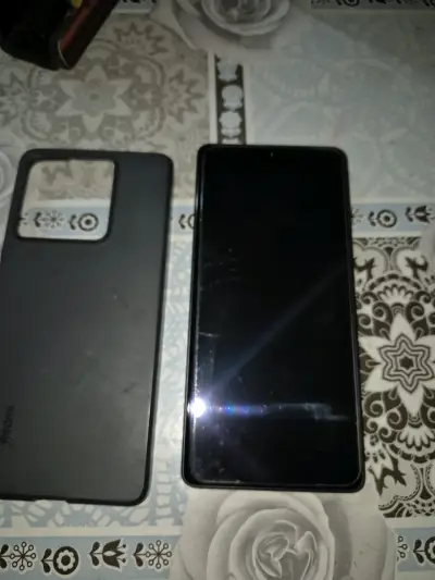 Teléfono inteligente con funda - miniatura 1