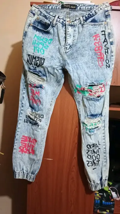 Jeans gráficos desgastados mujer - miniatura 2