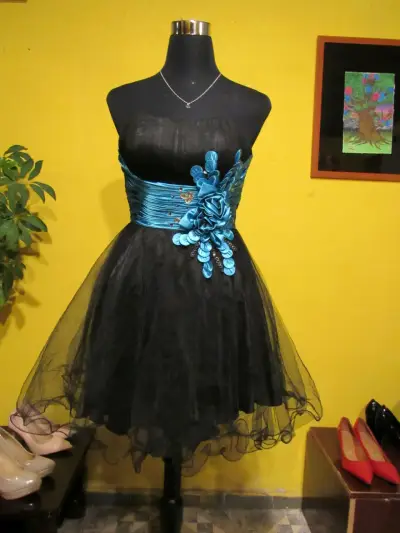Vestido de fiesta negro con cinturón azul - miniatura 1
