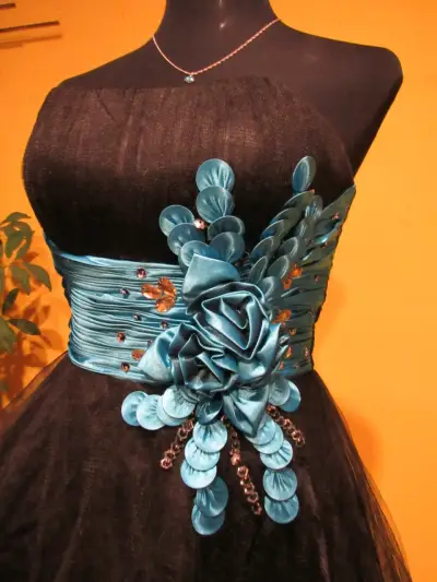 Vestido de fiesta negro con cinturón azul - miniatura 2