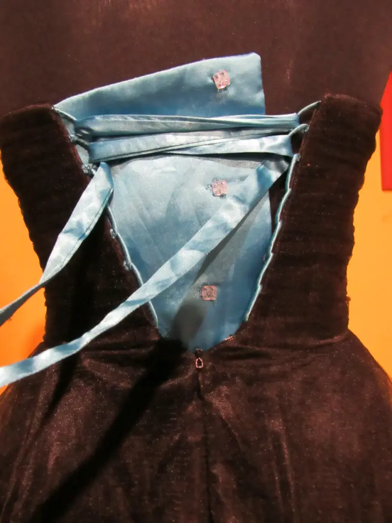 Vestido de fiesta negro con cinturón azul - 3