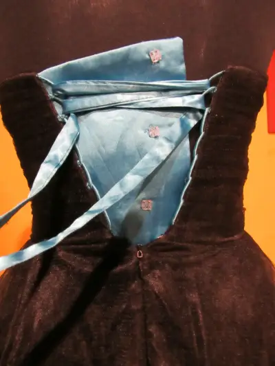 Vestido de fiesta negro con cinturón azul - miniatura 3
