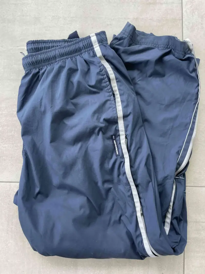 Pantalones deportivos azul con rayas