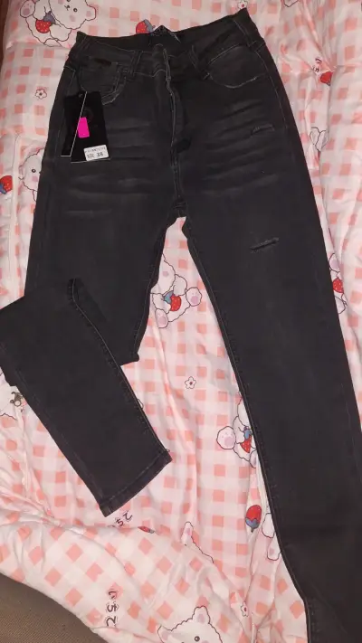 Jeans negros con etiqueta - miniatura 1