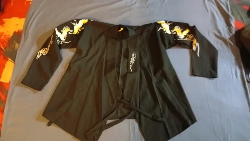 Kimono negro con diseño bordado - 1