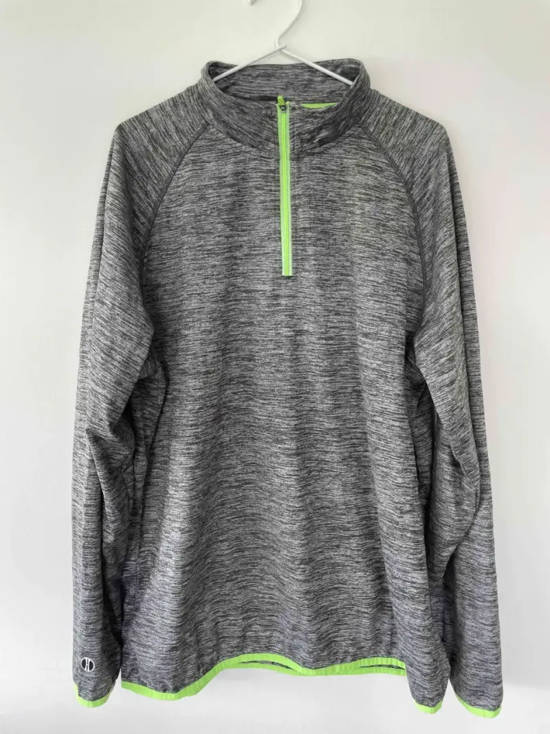Polerón gris de entrenamiento