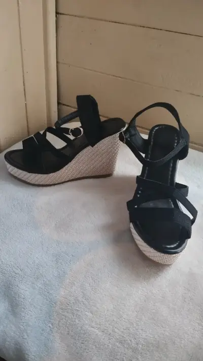 Sandalias negras de plataforma - miniatura 4