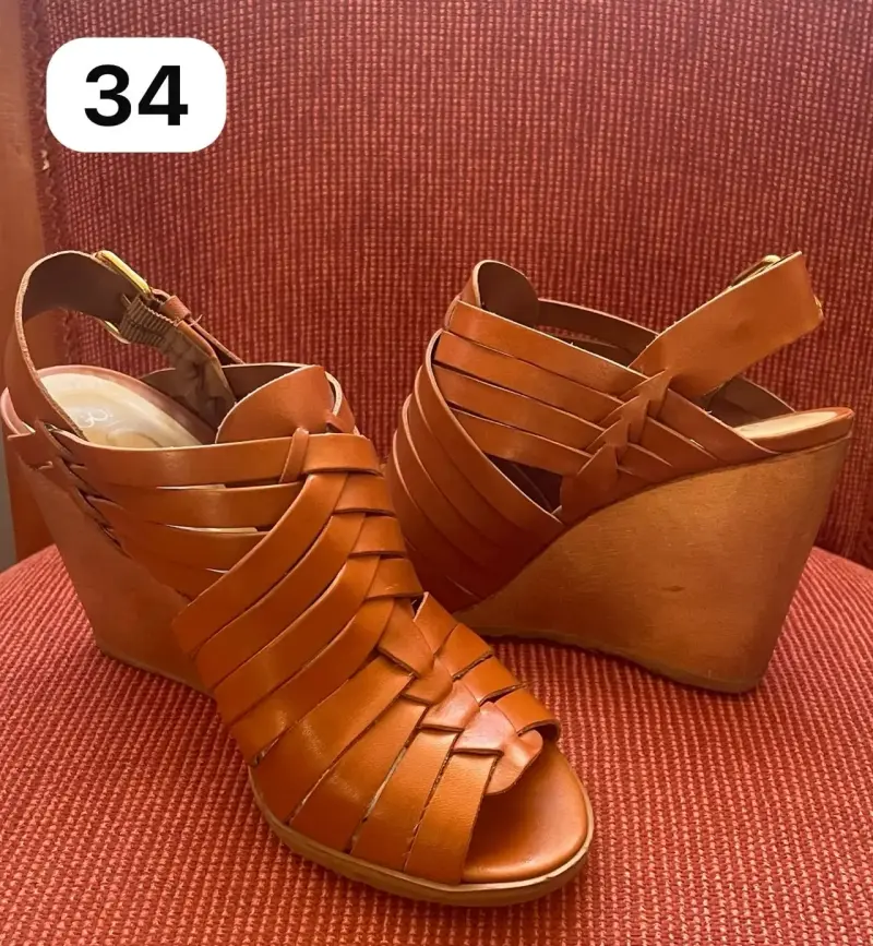 Sandalias de cuña color marrón
