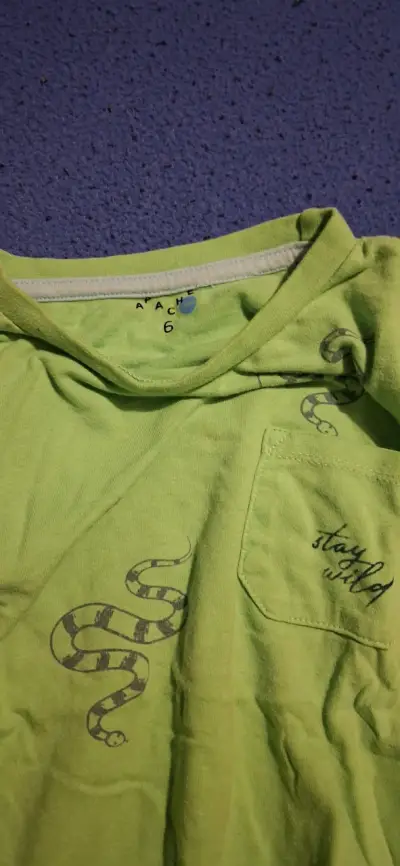 Polera verde con diseño de serpiente - miniatura 1
