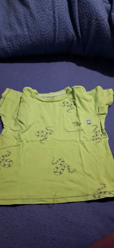 Polera verde con diseño de serpiente - miniatura 2