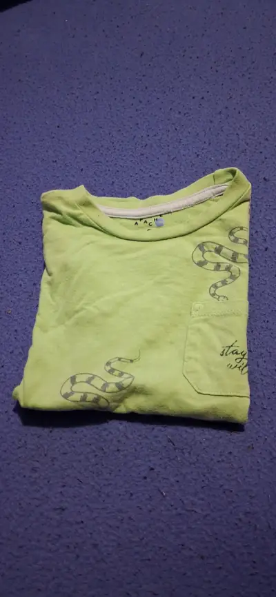 Polera verde con diseño de serpiente - miniatura 3