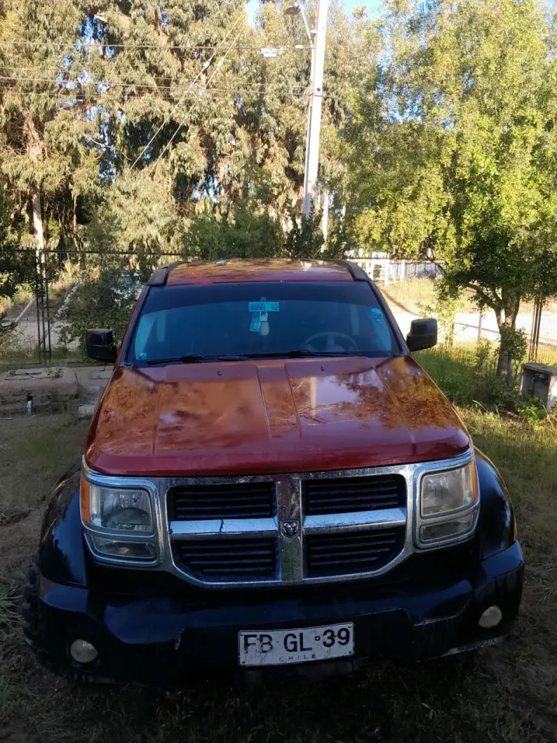Camioneta Dodge roja y negra - 1