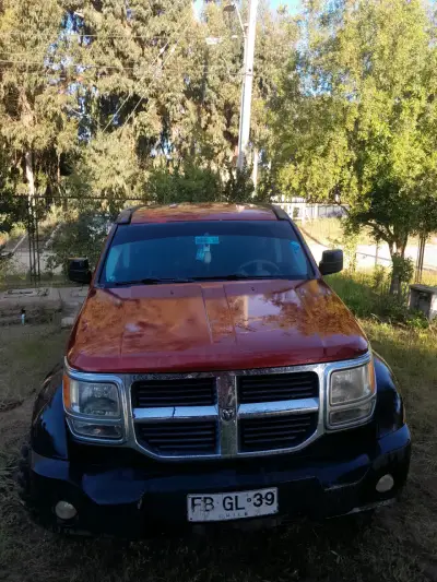 Camioneta Dodge roja y negra - miniatura 1