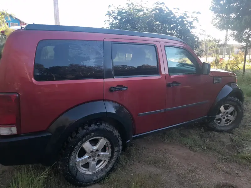 Camioneta Dodge roja y negra - 2