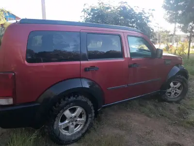 Camioneta Dodge roja y negra - miniatura 2