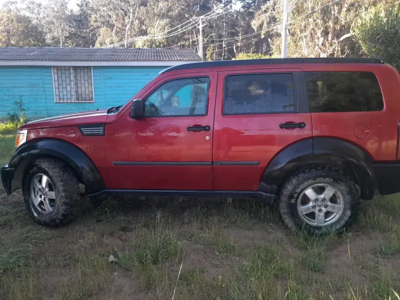 Camioneta Dodge roja y negra - 4