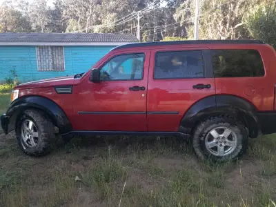 Camioneta Dodge roja y negra - miniatura 4