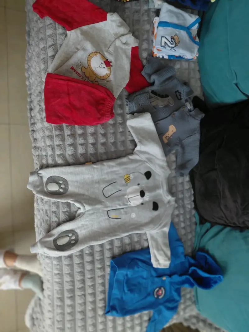Ropa de bebé variada
