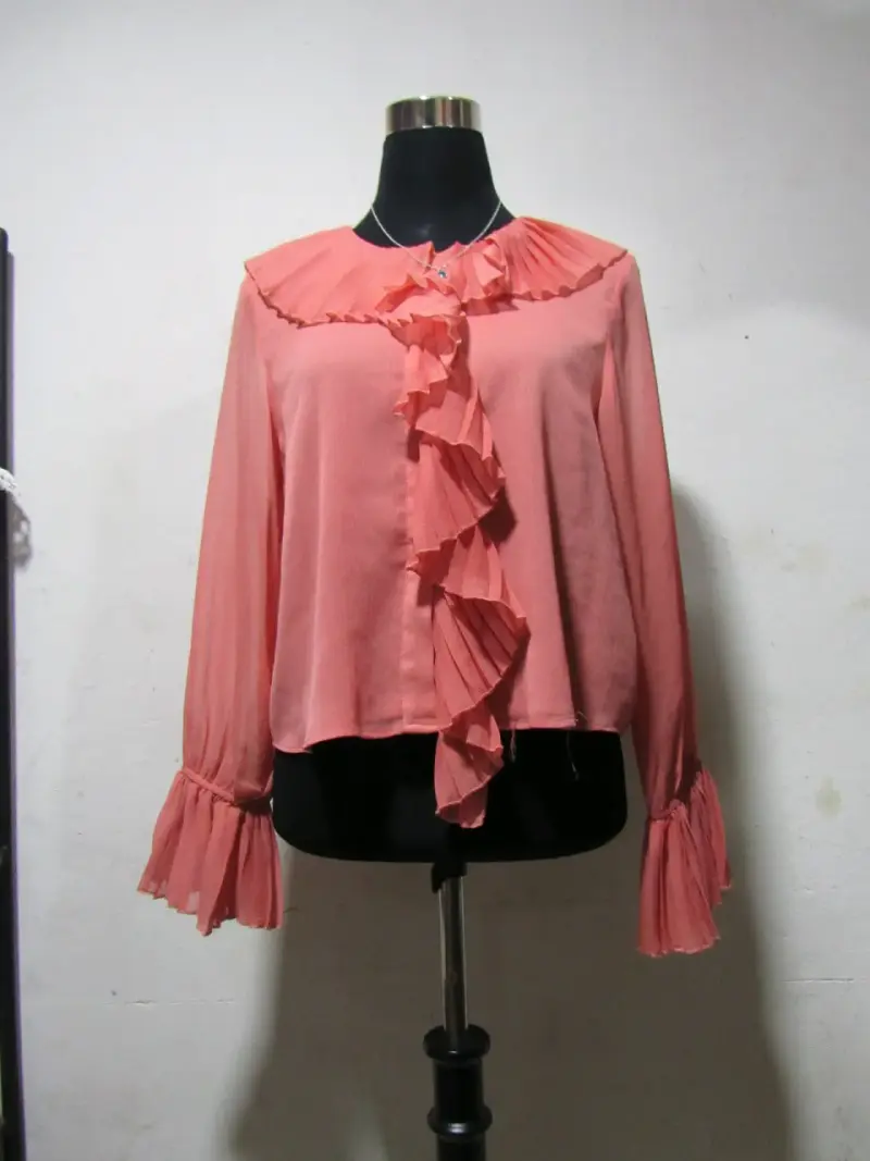 Blusa rosada con volantes - 1
