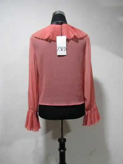 Blusa rosada con volantes - miniatura 2
