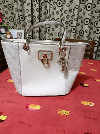 Cartera blanca Guess elegante - miniatura 1