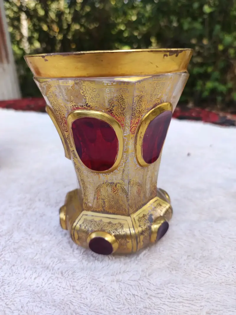 Vaso decorativo dorado y rojo - 1