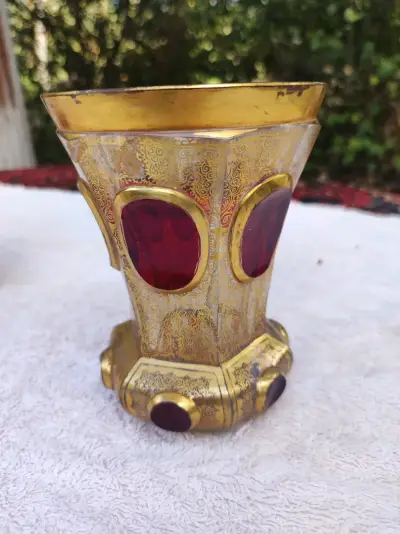 Vaso decorativo dorado y rojo - miniatura 1