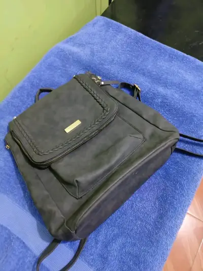 Mochila negra estilo casual - miniatura 1
